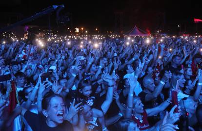 FOTO Baklje, zastave i euforija: Thompson u Dugopolju održao svoj drugi samostalni koncert!