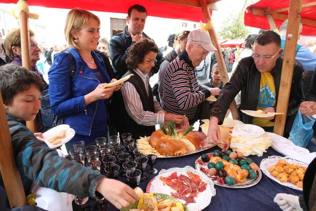 Poreč: Na Trgu slobode priređen tradicionalni Istarski uskrsni doručak