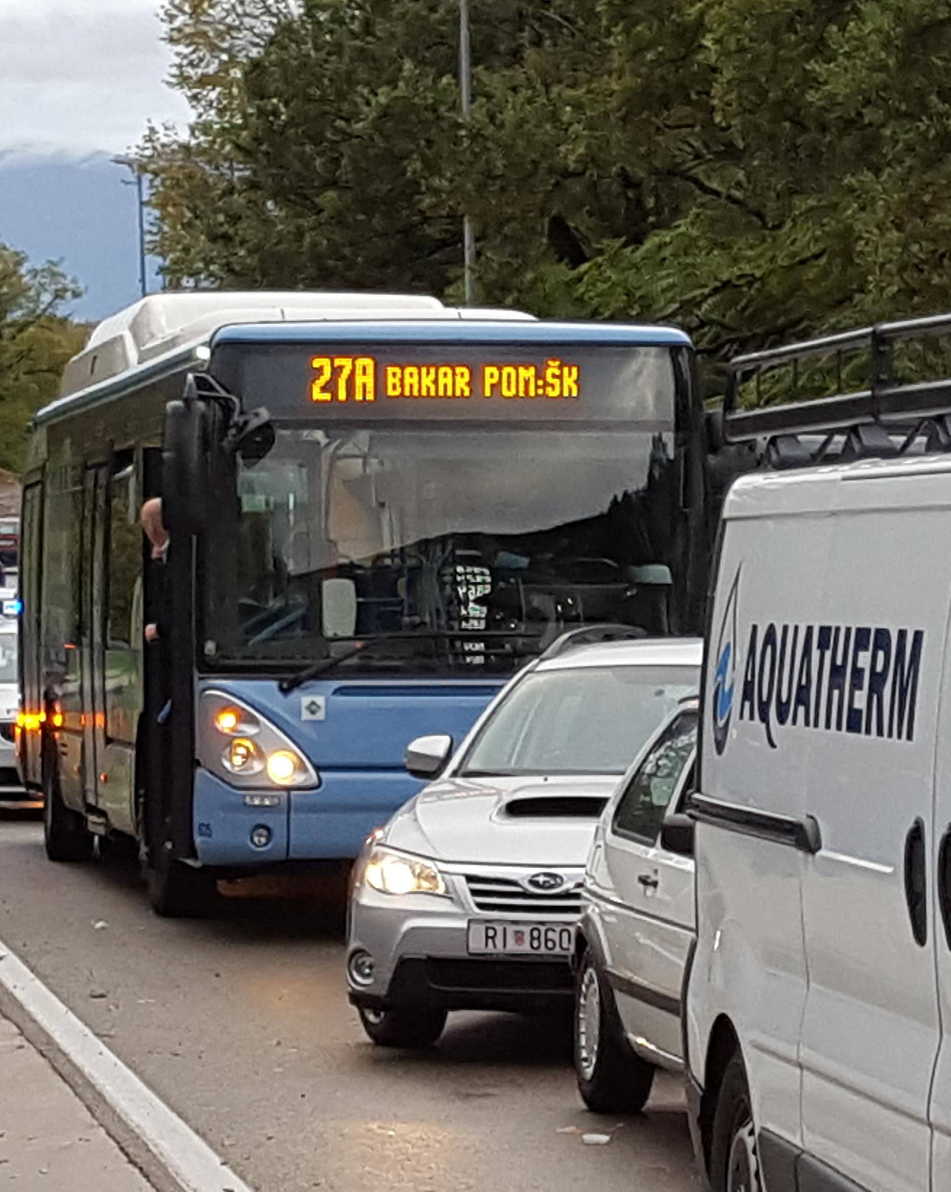 Učenici maltretirali vozača u Bakru i pobjegli pred policijom