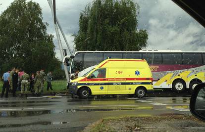 Autobus udario u semafor, Hitna pomoć odmah je došla