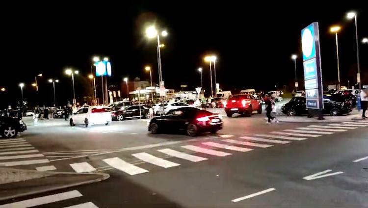 FOTO Policija upala na car meet u Zagrebu, pregledali 36 vozila. Kod jednog su našli i tri mačete!