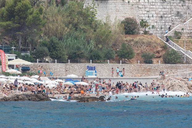 Dubrovnik:  Prepune dubrovačke plaže i gužva unutar zidina