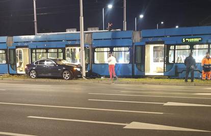 FOTO Vozač BMW-a zabio se u stup i tramvaj u centru Zagreba