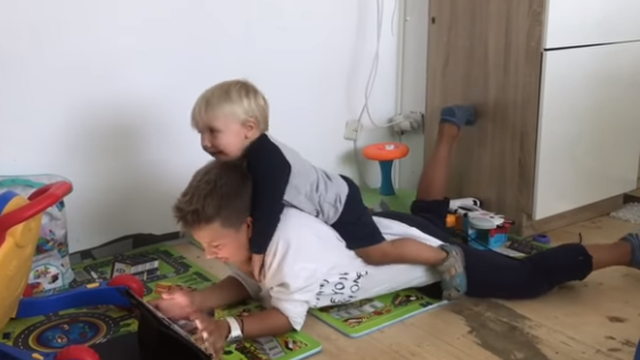 Bratska ljubav: Dok stariji igra igrice, mlađi mu skače po glavi