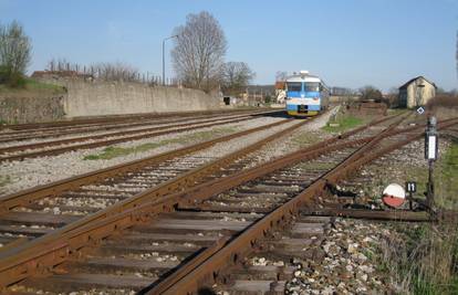 Vagon je iskliznuo kod Novog Marofa, putnike voze busevima