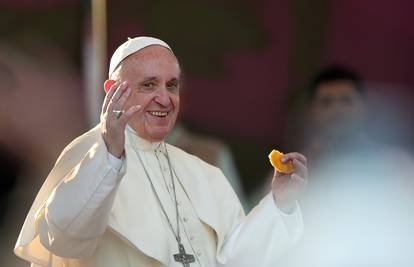 Gađali ga u Čileu: Papi Franji je iz mase doletio ručnik u glavu