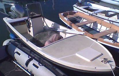 Turist se napio pa je gol spavao u ribarskom čamcu