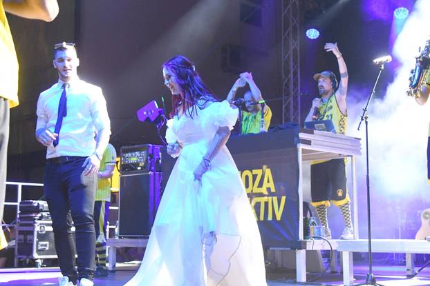 Bjelovar: Mladenci sa svadbe došli na koncert Dubioze i zaplesali s njima na pozornici