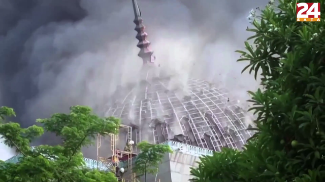 Dramatične scene iz Indonezije: U Jakarti se zapalila i srušila kupola džamije tijekom obnove
