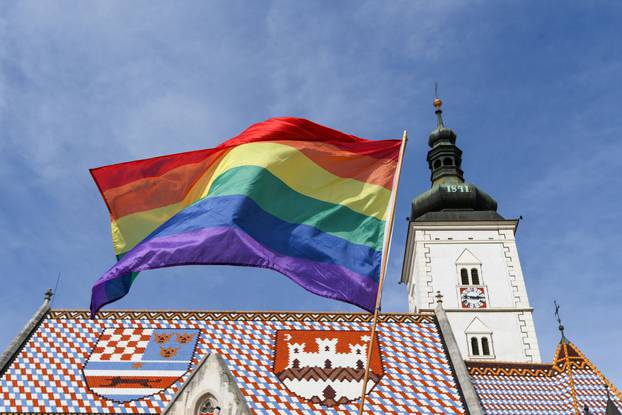 Zagreb: Sudionici Povorke ponosa okupljaju se na Trgu svetog Marka
