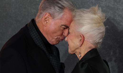Helen Mirren i Pierce Brosnan oduševili na premijeri serije, držali su se za ruke i bili prisni...