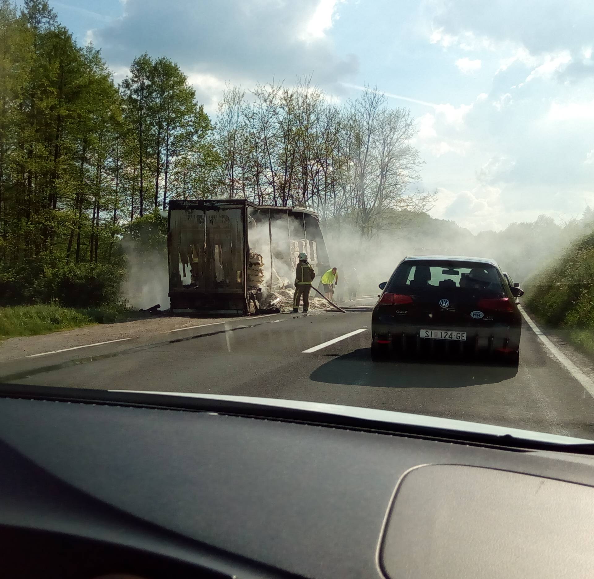 Kamionu puknula guma i u vožnji mu se zapalila prikolica