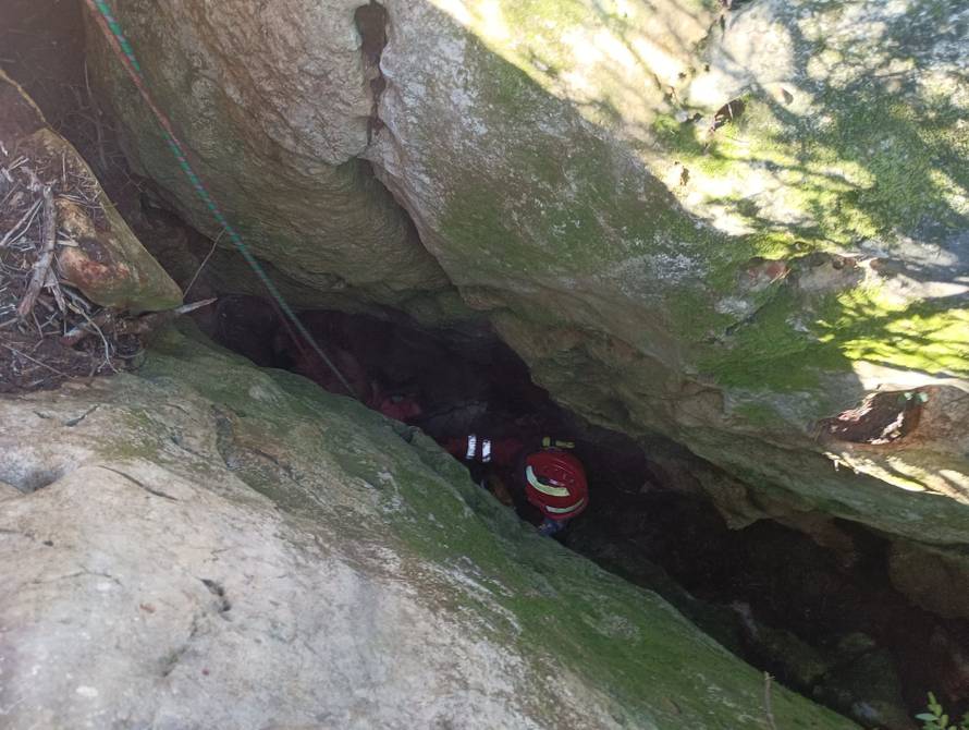 Pas upao u jamu na Dugom otoku, a za njim pao i vlasnik. HGSS ih izvukao s 20 metara