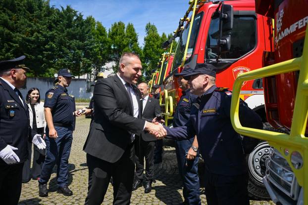 Zagreb: Svečana primopredaja vatrogasnih vozila