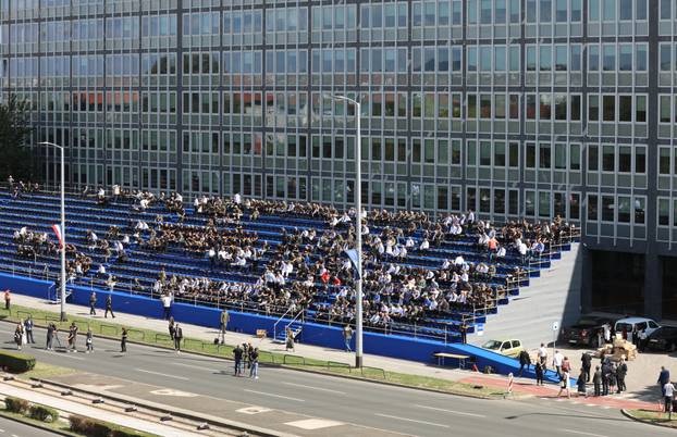 Zagreb: Građani se okupljaju duž trase vojnog mimohoda
