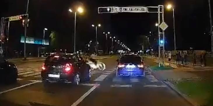 Dramatična snimka iz Zagreba: Auto skoro pokupio biciklista koji je prošao kroz crveno