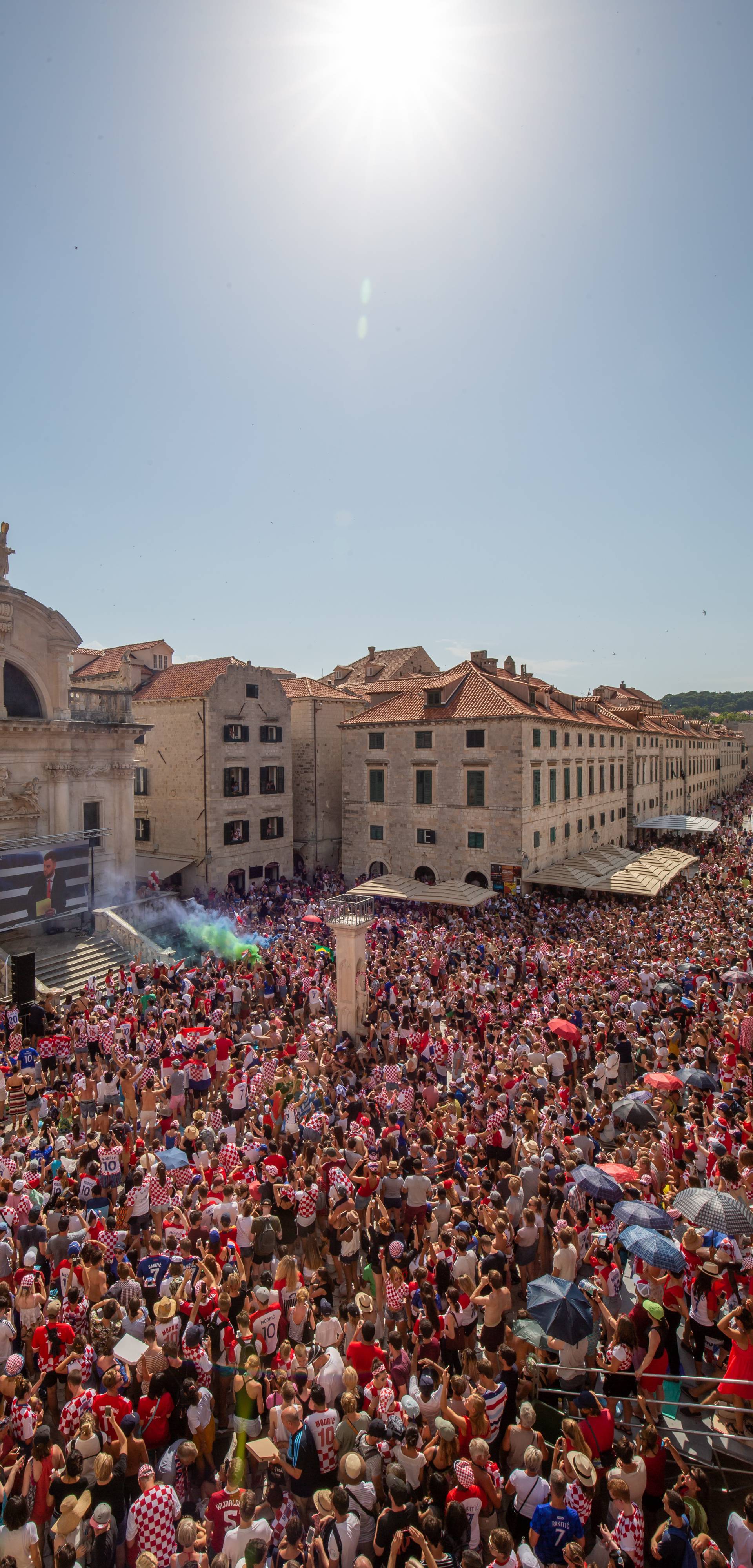 Rijeka je bijelo-crvena, navija i dubrovački Orlando, Zadar gori