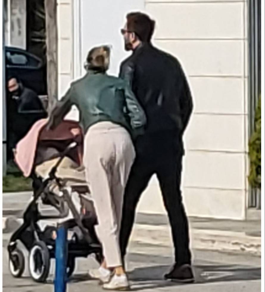 Grašo i Hana u proljetnoj šetnji po Splitu: Iskoristili su sunčan dan i izveli djevojčicu Albu...