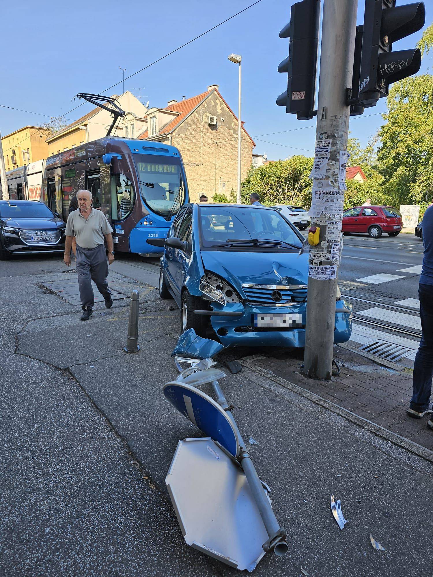 'Čovjek je htio prije tramvaja u dvorište. Nije uspio. Još ga je tramvaj udario odostraga'