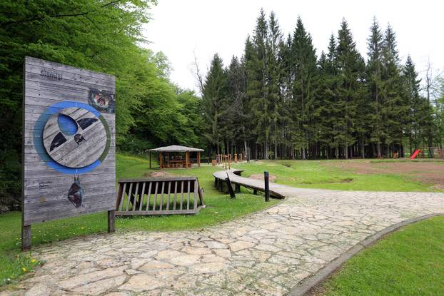 Baraćeve špilje su zaštićeno krajobrazno područje u općini Rakovica