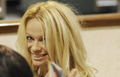 Pamela Anderson na aerodrom je došla bez trunčice šminke