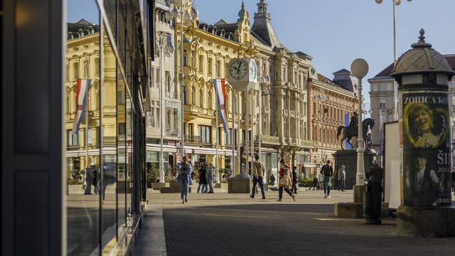 Zagreb: Građani i turisti iskoristili ugodan sunčan dan za šetnju gradom