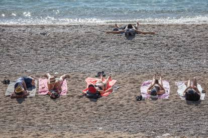 Fotogalerija s hrvatskih plaža: Diljem obale i dalje se kupaju