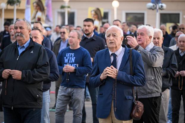 Zagreb: Molitelji na Trgu bana Josipa Jelačića u Zagrebu