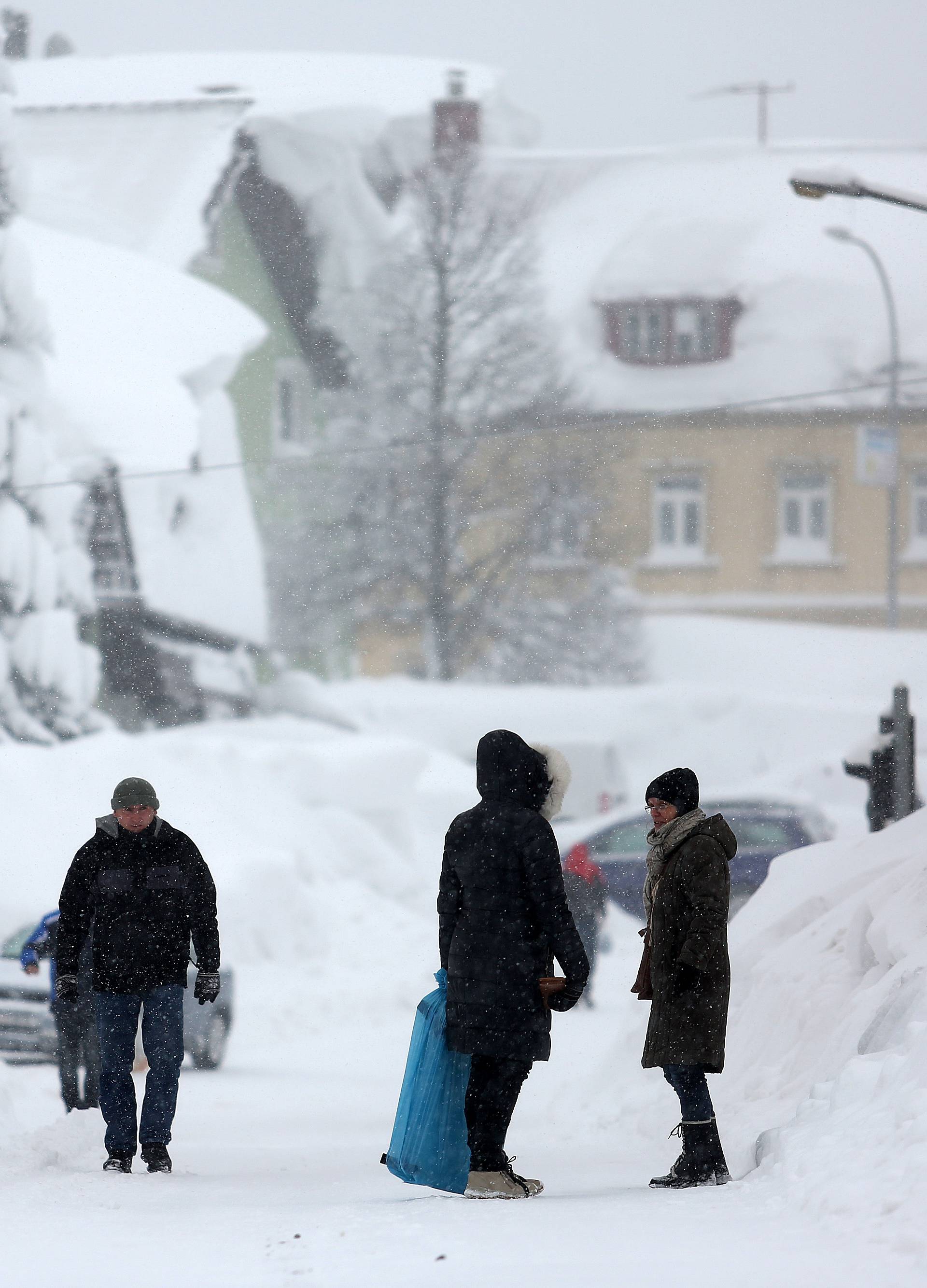 Zameteni u Delnicama: Nanosi snijega do balkona na 1. katu!