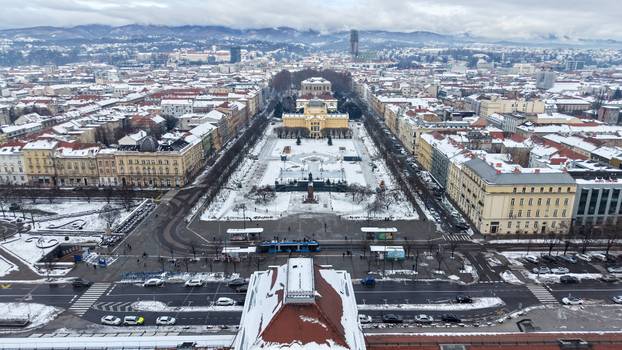 Pogled iz zraka na centar Zagreba prekriven snijegom