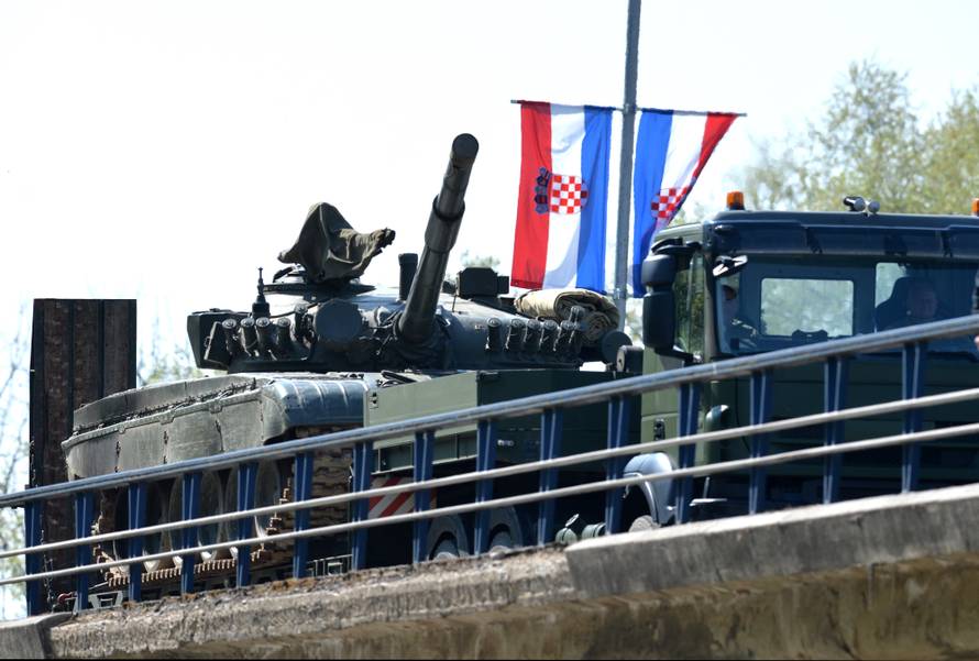 Goran Višnjić jurio taksijem, a preko mosta prolazili tenkovi