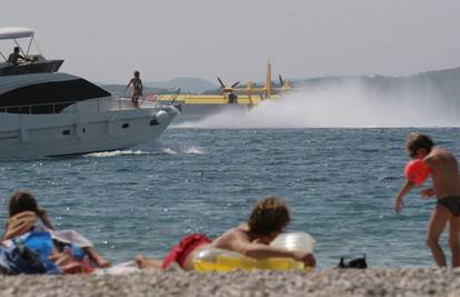 Kanaderi su 'tankali' vodu kraj plaže između kupača...