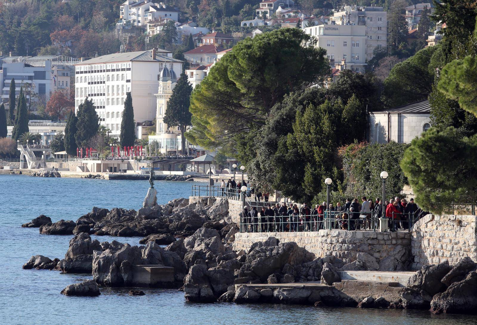 Opatija: Mnogobrojni gosti uživaju u sunčanom danu i šetnji uz more