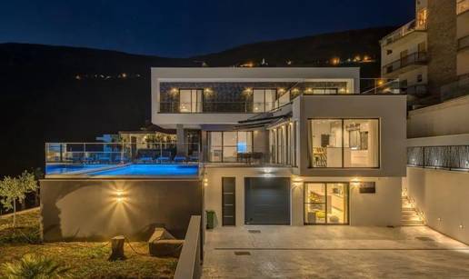 FOTO Ogromna parcela, privatni wellness i &ccaron;udo od pogleda: Vila u Podstrani &ccaron;eka novog vlasnika