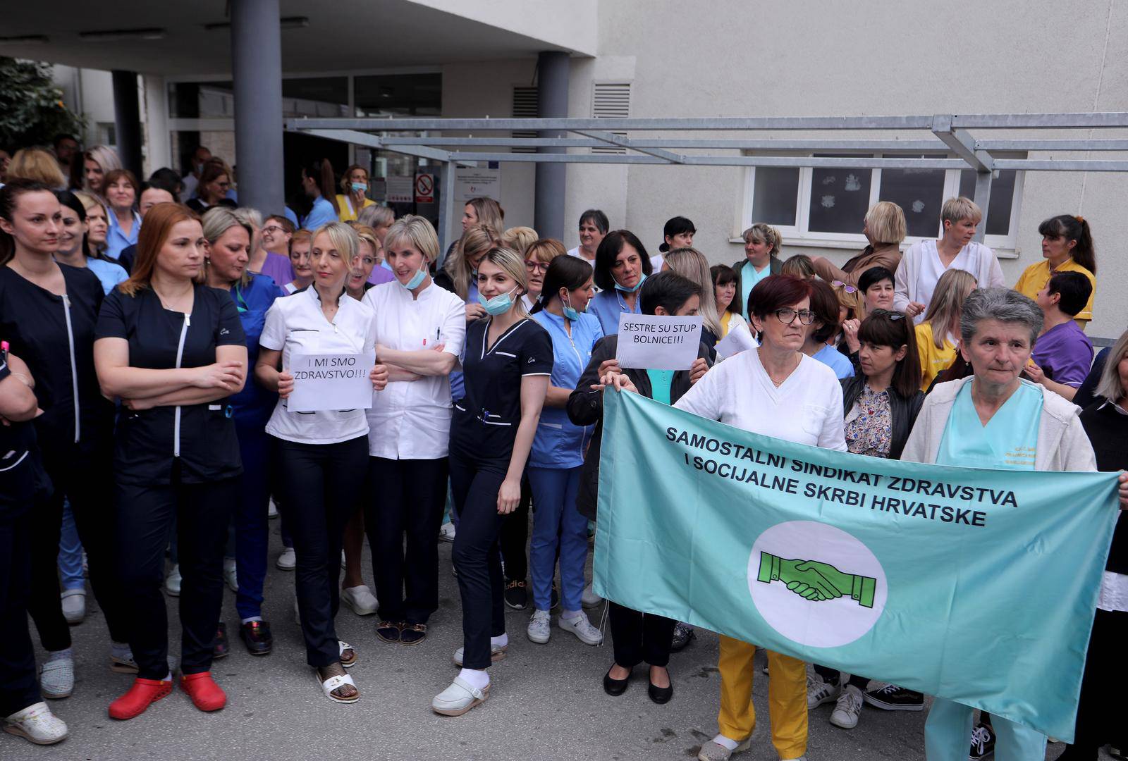 Ispred KBC Split održan prosvjed medicinskih sestara i medicinskih tehničara