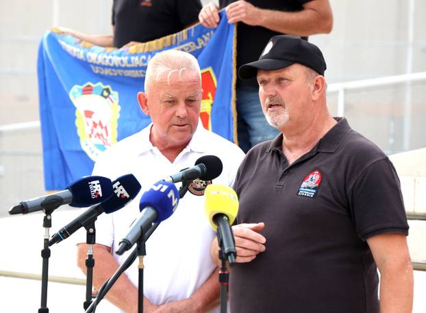 Šibenik:Odrzan je 'Prosvjedni skup protiv financiranja FALIŠ-a i svih ostalih protuhrvatskih dogaðanja'