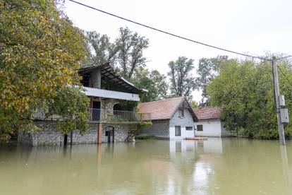 FOTO Vrhunac vodenog vala je stigao u Batinu: Ljudi se voze u čamcima, kuće su poplavljene