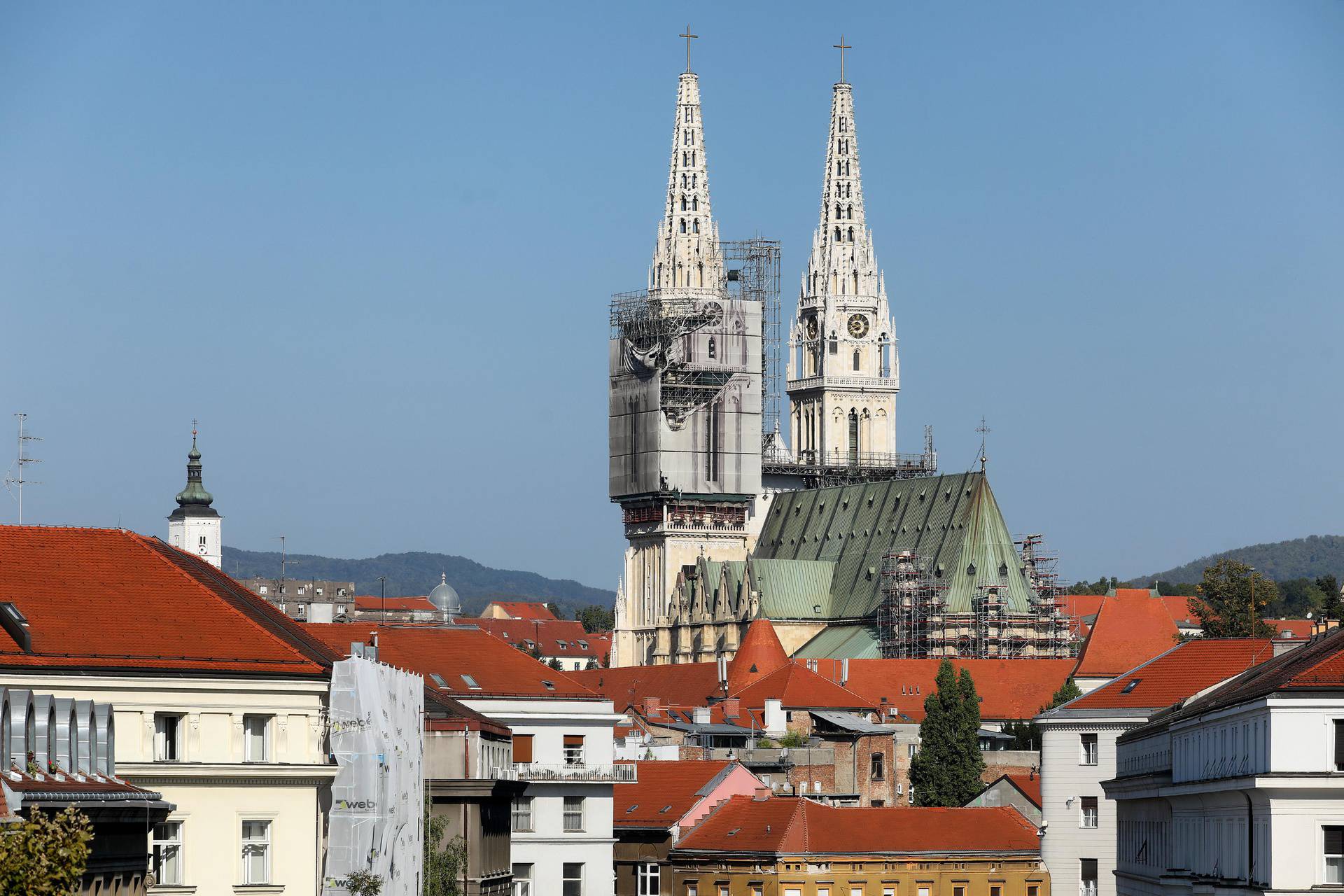 Pogled na katedralu i ulicu Franje Račkoga s Trga žrtava fašizma
