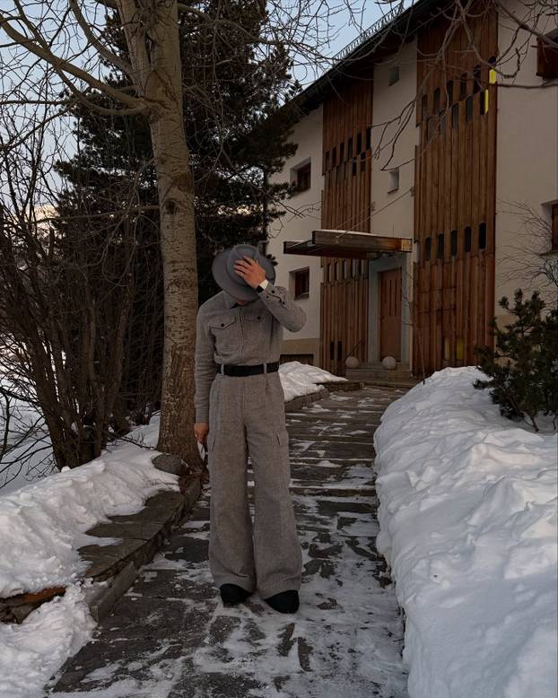 FOTO 'Alpski modni mačak' voli nositi bunde, suknje i lakirati nokte. Sad dominira skijanjem