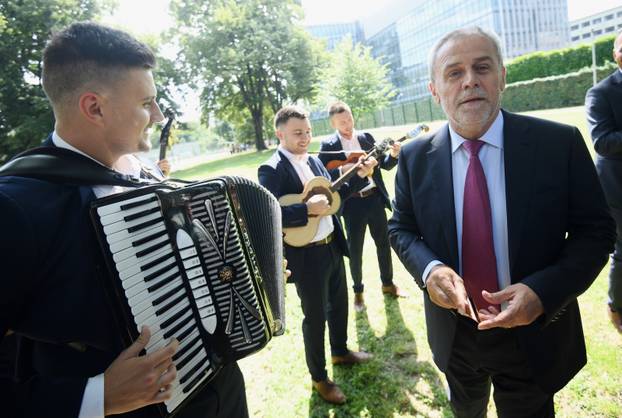 Zagreb: Milan Bandić harmonikašima dao 200 kuna i kroz harmoniku provukao karticu