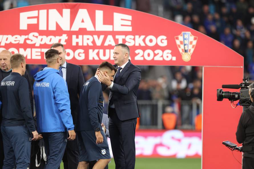 Dodjela medalja nakon finala SuperSport Hrvatskog nogometnog kupa