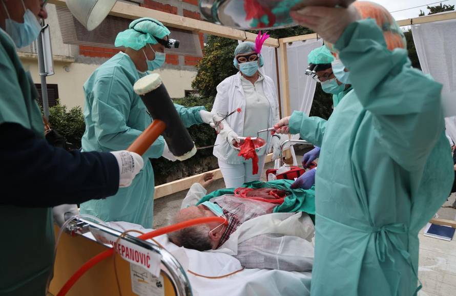 Kaštel Kambelovac: Održan Kambelovski krnjeval i zapaljen krnje “ Yugo”