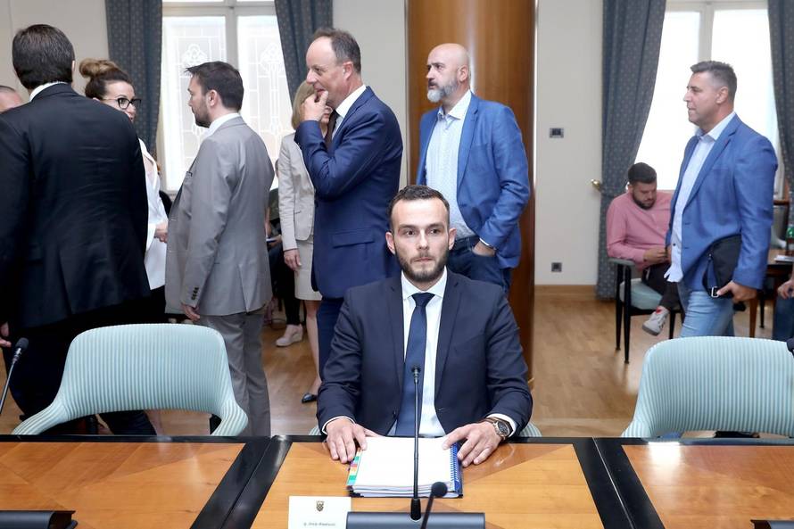 Oporba odbila glasovati: Novi ministri prisegnuli na dužnosti