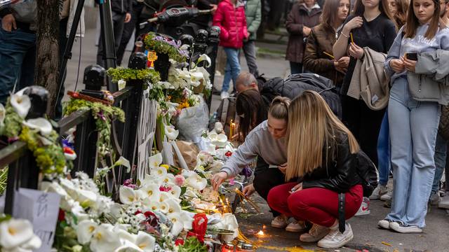 Beograd: Veliki broj građana polaže cvijeće i pali svijeće ispred škole gdje je ubijeno devetero ljudi