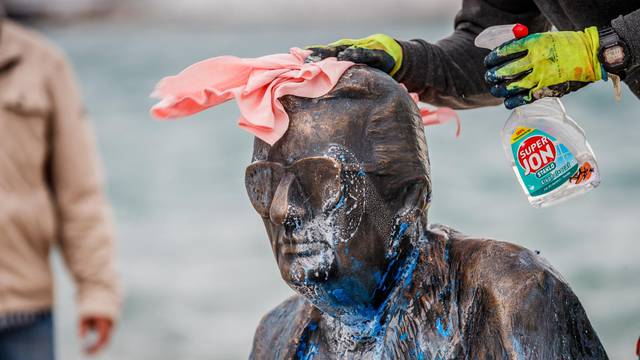 Split: Vandali bojom zalili spomenik Miljenku Smoji