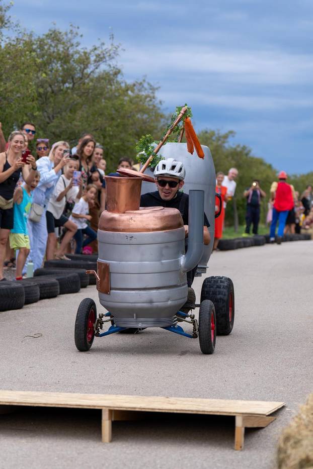 Senj: Održana 1. Senjska maškarana utrka 'Gravity race Senj 2025' podno tvrđave Nehaj