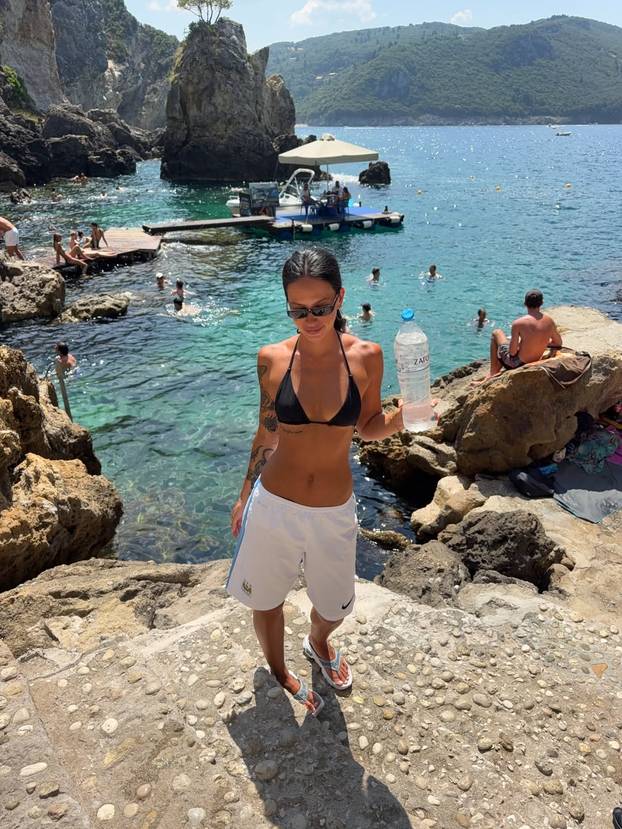 FOTO Sve nosi bez grudnjaka! Australka Eliza je cijela prirodna, kaže da voli slobodu