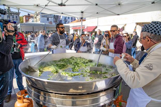 Na pulskoj tržnici propremljena fritaja od 1500 jaja i 10 kilograma šparoga