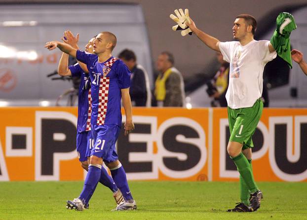 ARHIVA - 2006. Zagreb: Vatreni i "maksimirska krtica" srušili su Englesku 