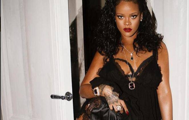 Opustila se: Rihanna na partiju 'opalila' selfi uz čašice alkohola